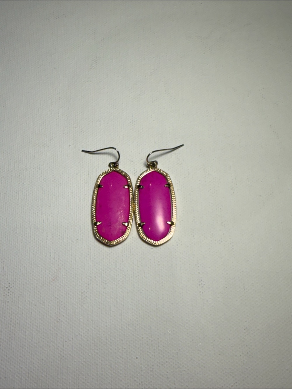 Kendra Scott Elle Gold Drop Earrings In Magenta Magnesite pink stone